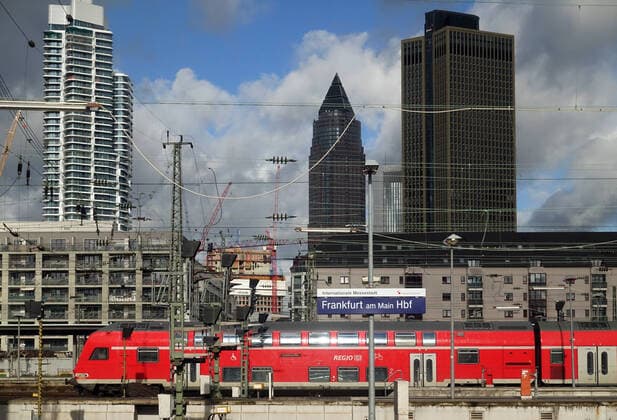 01.03.2020, Frankfurt am Main, Hessen, GER - Regionalexpress der Deutschen Bahn im Hauptbahnhof. (Alltag, aussen, Aussenaufnahme, Bahn, Bahnhof, Bahnreise, Bahnstation, Bahnsteig, Bahnverkehr, befoerdern, Befoerderung, Buerogebaeude, Bundesbahn, DB, deutsch, Deutsche Bahn, Deutsche Bahn AG, Deutschland, Die Bahn, Doppelstock, Doppelstockwagen, Eisenbahn, Europa, europaeisch, Frankfurt, Frankfurt am Main, Gebaeude, Gesellschaft, Gleis, Haeuser, Hessen, Hochhaeuser, Jahreszeit, Nahverkehr, niemand, Oberleitungen, Personenbefoerderung, Personennahverkehr, Personentransport, QF, Querformat, Regionalbahn, Regionalexpress, Regionalverkehr, Reise, Schiene, Schienenverkehr, Stadt, Stadtansicht, Stadtlandschaft, Transport, Triebwagen, Verkehr, Westeuropa, Winter, Wirtschaft, Zug) 200301D879FRANKFURT.JPG