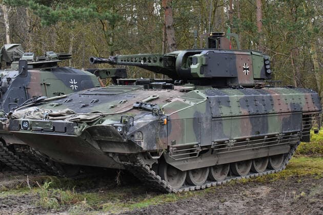 Schützepanzer Puma auf dem Truppenübungsplatz Medientag Goodbye Marder - Welcome Puma der Panzerbrigade 21 aus Augustdorf. Schützenpanzer Puma während einer laufenden Gefechtsübung auf dem Truppenübungsplatz Bergen in der Lüneburger Heide. Im hinteren Kampfraum können bis zu 6 Panzergrenadiere befördert werden. Bergen Niedersachsen Deutschland *** Puma infantry fighting vehicle at the training area Medientag Goodbye Marder Welcome Puma of Panzerbrigade 21 from Augustdorf Puma infantry fighting vehicle during an ongoing combat exercise at the Bergen training area in the Lüneburg Heath Up to 6 mechanised infantry fighting vehicles can be transported in the rear combat compartment Bergen Lower Saxony Germany