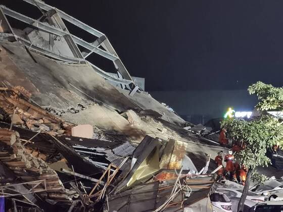 Bilder des Jahres 2020, News 03 März News Themen der Woche KW10 News Bilder des Tages (200307) -- QUANZHOU, March 7, 2020 (Xinhua) -- Photo taken on March 7, 2020 shows rescue operations at the accident site of a hotel in Quanzhou, southeast China s Fujian Province. The Xinjia Hotel in Licheng District of the city of Quanzhou collapsed at around 7:15 p.m. According to a preliminary report, about 70 people were trapped. More than 700 rescue workers have been sent to the scene, and 38 people had been rescued as of 11:16 p.m. Sources with the municipal authorities said the hotel has been used to quarantine and observe people who had come from other provinces during the novel coronavirus prevention and control. (Str Xinhua) (SPOT NEWS)CHINA-FUJIAN-QUANZHOU-BUILDING-COLLAPSE (CN) 