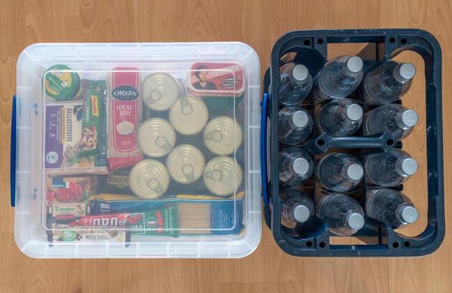 Notfallvorsorge, Lebensmittel Vorrat in einem Privaten Haushalt, Kiste mit lange haltbaren Lebensmitteln, Vorrat für 10 Tage, nach den Empfehlungen des Bundesamt für Bevölkerungsschutz und Katastrophenhilfe, Notfallvorsorge