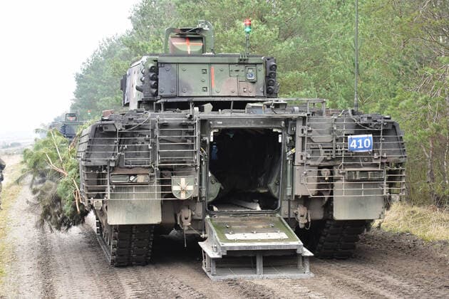 Schützepanzer Puma auf dem Truppenübungsplatz Medientag Goodbye Marder - Welcome Puma der Panzerbrigade 21 aus Augustdorf. Schützenpanzer Puma während einer laufenden Gefechtsübung auf dem Truppenübungsplatz Bergen in der Lüneburger Heide. Im hinteren Kampfraum können bis zu 6 Panzergrenadiere befördert werden. Bergen Niedersachsen Deutschland *** Puma infantry fighting vehicle at the training area Medientag Goodbye Marder Welcome Puma of Panzerbrigade 21 from Augustdorf Puma infantry fighting vehicle during an ongoing combat exercise at the Bergen training area in the Lüneburg Heath Up to 6 mechanised infantry fighting vehicles can be transported in the rear combat compartment Bergen Lower Saxony Germany