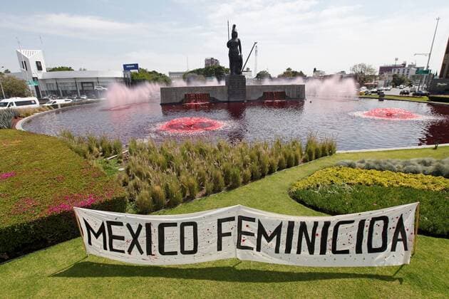 News Bilder des Tages General view of the monument to the Minerva, which was dyed in red by members of the Hilos collective, who also played a giant red fabric to represent the blood spilled by feminicides and missing women, prior to International Women s Day, in the city of Guadalajara, Mexico, 7 March 2020. Giant red fabric to represent feminicides, prior to Women s Day in Mexico !ACHTUNG: NUR REDAKTIONELLE NUTZUNG!  Copyright: xFranciscoxGuascox MEX7098 20200308-637192280136568921