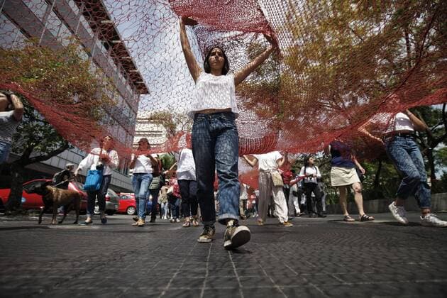 Members of the Hilos collective participate in the placement of a giant red fabric to represent the blood spilled by feminicides and missing women, prior to International Women s Day, in the city of Guadalajara, Mexico, 7 March 2020. Giant red fabric to represent feminicides, prior to Women s Day in Mexico !ACHTUNG: NUR REDAKTIONELLE NUTZUNG!  Copyright: xFranciscoxGuascox MEX7091 20200308-637192281401865249