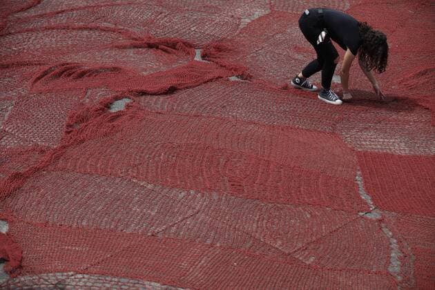 Members of the Hilos collective participate in the placement of a giant red fabric to represent the blood spilled by feminicides and missing women, prior to International Women s Day, in the city of Guadalajara, Mexico, 7 March 2020. Giant red fabric to represent feminicides, prior to Women s Day in Mexico !ACHTUNG: NUR REDAKTIONELLE NUTZUNG!  Copyright: xFranciscoxGuascox MEX7096 20200308-637192281417177752