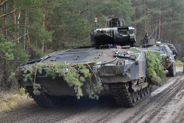 Schützepanzer Puma auf dem Truppenübungsplatz Medientag Goodbye Marder - Welcome Puma der Panzerbrigade 21 aus Augustdorf. Schützenpanzer Puma während einer laufenden Gefechtsübung auf dem Truppenübungsplatz Bergen in der Lüneburger Heide. Im hinteren Kampfraum können bis zu 6 Panzergrenadiere befördert werden. Bergen Niedersachsen Deutschland *** Puma infantry fighting vehicle at the training area Medientag Goodbye Marder Welcome Puma of Panzerbrigade 21 from Augustdorf Puma infantry fighting vehicle during an ongoing combat exercise at the Bergen training area in the Lüneburg Heath Up to 6 mechanised infantry fighting vehicles can be transported in the rear combat compartment Bergen Lower Saxony Germany
