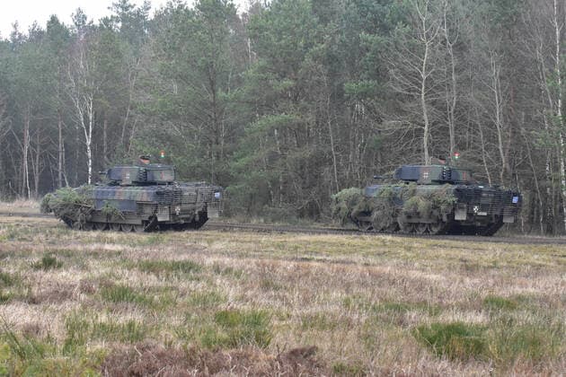 Schützepanzer Puma auf dem Truppenübungsplatz Medientag Goodbye Marder - Welcome Puma der Panzerbrigade 21 aus Augustdorf. Schützenpanzer Puma während einer laufenden Gefechtsübung auf dem Truppenübungsplatz Bergen in der Lüneburger Heide. Im hinteren Kampfraum können bis zu 6 Panzergrenadiere befördert werden. Bergen Niedersachsen Deutschland *** Puma infantry fighting vehicle at the training area Medientag Goodbye Marder Welcome Puma of Panzerbrigade 21 from Augustdorf Puma infantry fighting vehicle during an ongoing combat exercise at the Bergen training area in the Lüneburg Heath Up to 6 mechanised infantry fighting vehicles can be transported in the rear combat compartment Bergen Lower Saxony Germany