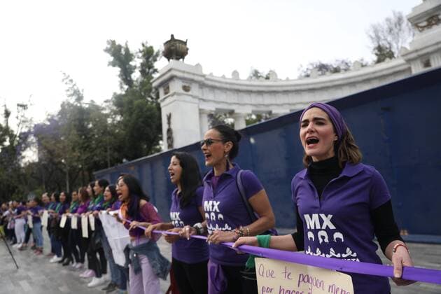 News Bilder des Tages Dozens of women participate in the formation of a human chain against gender violence, on the eve of the celebration of International Women s Day, in Mexico City, Mexico, 07 March 2020. Women form human chain in Mexico to reject gender violence !ACHTUNG: NUR REDAKTIONELLE NUTZUNG!  Copyright: xSashenkaxGutierrezx AME2380 20200308-637192314872609553