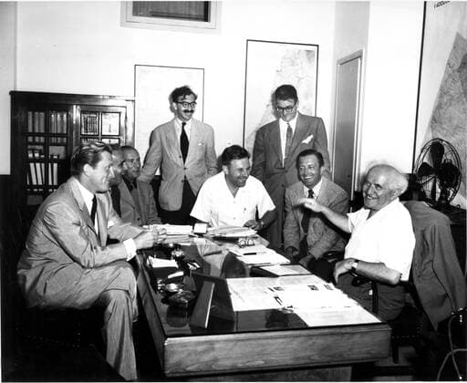 THE JUGGLER, Kirk Douglas (left), screenwriter Michael Blankfort (standing, left), director Edward Dmytryk (second from right), producer Stanley Kramer (seated, center), Prime Minister of Israel David Ben-Gurion (right), on location in Israel, 1953 Courtesy Everett Collection PUBLICATIONXNOTxINxCANxCHNxFRAxITAxJPNxNORxPOLxRUSxESPxUKxUSA Copyright: xCourtesyxEverettxCollectionx MBDJUGG EC064