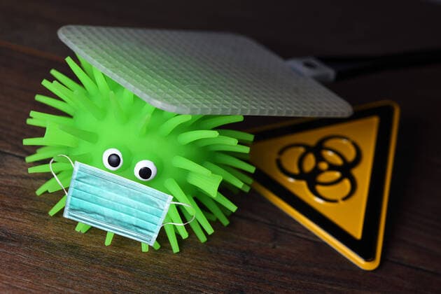 Virus-Figur mit Mundschutz unter Fliegenklatsche, Symbolfoto Coronavirus und Virusinfektionen