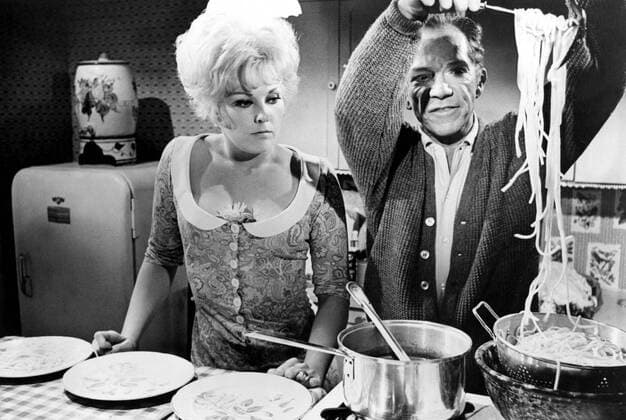 KISS ME STUPID, Kim Novak, Ray Walston, 1964 Courtesy Everett Collection PUBLICATIONXNOTxINxCANxCHNxFRAxITAxJPNxNORxPOLxRUSxESPxUKxUSA Copyright: xCourtesyxEverettxCollectionx MBDKIME EC009