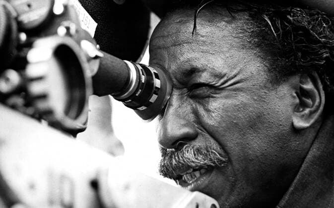 THE LEARNING TREE, director, producer and writer Gordon Parks on set, 1969 Courtesy Everett Collection PUBLICATIONXNOTxINxCANxCHNxFRAxITAxJPNxNORxPOLxRUSxESPxUKxUSA Copyright: xCourtesyxEverettxCollectionx MBDLETR EC005