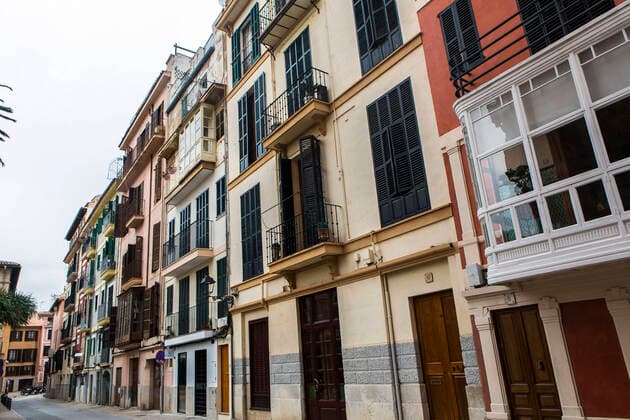 Wohnhäuser in der Altstadt von Palma de Mallorca ( Balearen Spanien ). Immobilien