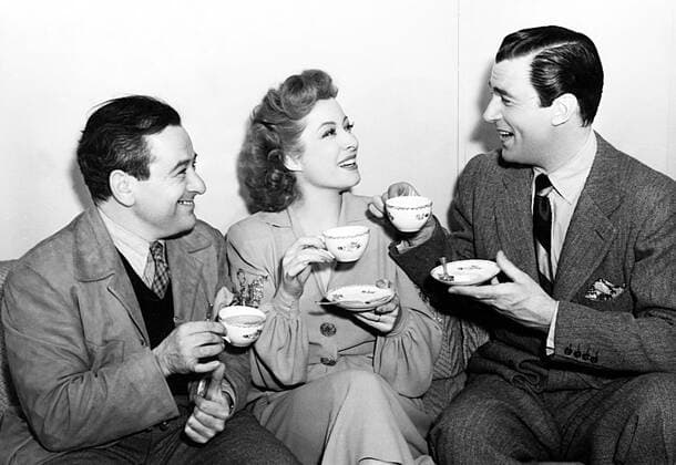 MRS. MINIVER, l-r: director William Wyler, Greer Garson, Walter Pidgeon on set, 1942, Courtesy Everett Collection PUBLICATIONXNOTxINxCANxCHNxFRAxITAxJPNxNORxPOLxRUSxESPxUKxUSA Copyright: xCourtesyxEverettxCollectionx MBDMRMI EC048
