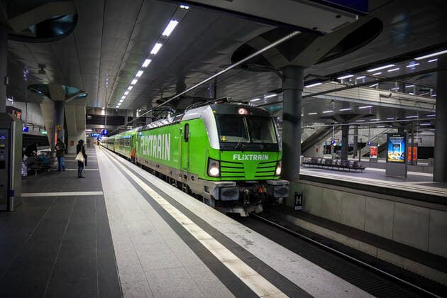 DEU, Deutschland, Berlin, 07.03.2020: Berlin Hauptbahnhof. Ankunft des Flixtrain aus Aachen. Betrieben wird diese Verbindung durch Bahntouristikexpress. *** DEU, Germany, Berlin, 07 03 2020 Berlin Hauptbahnhof Arrival of the Flixtrain from Aachen This connection is operated by Bahntouristikexpress