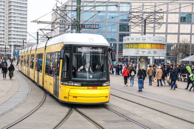 DEU, Deutschland, Berlin, 07.03.2020: Straßenbahn der BVG auf dem Alexanderplatz, Linie M5 S+U Bahnhof Hauptbahnhof