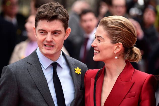 Bilder des Jahres 2020, Entertainment 03 März Entertainment Themen der Woche KW10 Entertainment Bilder des Tages Sam Riley und Rosamund Pike bei der Premiere des Kinofilms Radioactive Marie Curie - Elemente des Lebens im Curzon Mayfair. London, 08.03.2020 *** Sam Riley and Rosamund Pike at the premiere of the feature film Radioactive Marie Curie Elements of Life at Curzon Mayfair London, 08 03 2020 Foto:xS.xVasx xFuturexImage