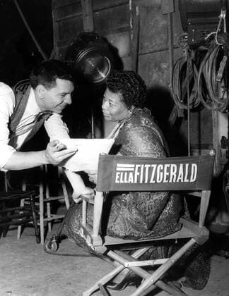 PETE KELLY S BLUES, Jack Webb and Ella Fitzgerald on the set, 1955 Courtesy Everett Collection PUBLICATIONXNOTxINxCANxCHNxFRAxITAxJPNxNORxPOLxRUSxESPxUKxUSA Copyright: xCourtesyxEverettxCollectionx MBDPEKE EC006