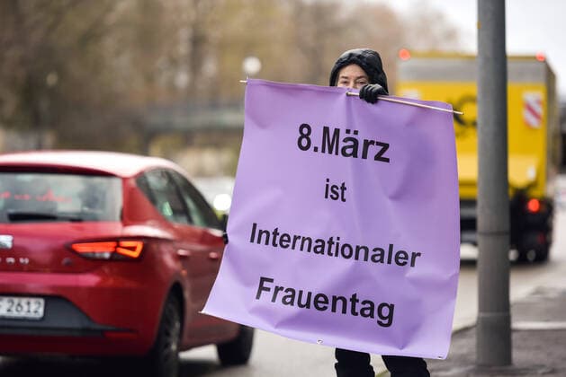 Frauentag. Eine Plakataktion im Rahmen des Internationalen Frauentages am 8. März. Gegen die Gewakt gegen Frauen für mehr Respekt und Schutz. Hier um 7.40 Uhr, entlang der B 14, Cannstatter Strasse um Aufmerksamkeit der Verkehrsteilnehmer zu gewinnen. Stuttgart Baden-Wuerttemberg Deutschland *** Womens Day A poster campaign as part of International Womens Day on 8 March Against the violence against women for more respect and protection Here at 7 40 am, along the B 14, Cannstatter Strasse to attract the attention of road users Stuttgart Baden Wuerttemberg Germany Copyright: xMaxxKovalenkox