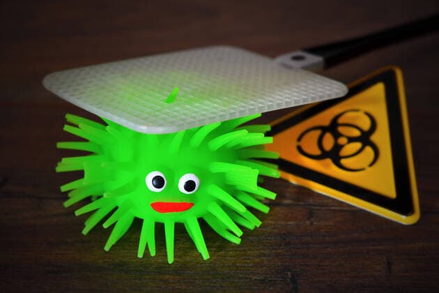 Virus-Figur mit Fliegenklatsche, Symbolfoto Coronavirus und Virusinfektionen
