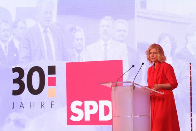 News Bilder des Tages Vor-Ort-Pressetermin am Montag (09.03.2020) im Bürgerhaus der Barlachstadt Güstrow (Landkreis Rostock) zum Jubiläum der SPD des Landes Mecklenburg Vorpommern. Am 9. März 1990 wurde in Güstrow der SPD-Landesverband Mecklenburg-Vorpommern gegründet. Aus diesem Anlass fand am Abend eine Jubiläumsveranstaltung statt. Im Rahmen dieser sprachen führende Politiker des Landes über die Entwicklung der Sozialdemokratie im Nordosten. Im Bild Rede von Ministerpräsidentin Manuela Schwesig