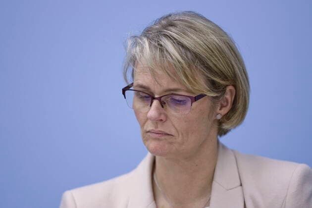 09.03.2020, Berlin, Deutschland - Gemeinsame Pressekonferenz zu Forschung zum Coronavirus. Bundesforschungsministerin Anja Karliczek und Bundesgesundheitsminister Jens Spahn stellen Aktivitaeten der Bundesregierung vor. Foto: Anja Karliczek, CDU, Bundesministerin fuer Bildung und Forschung.
