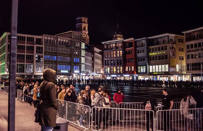 Corona Virus. Die lange Nacht der Musseen 2020 in Stuttgart wird abgesagt. Aufgrund der steigenden Zahlen der Erkrankten am Corona Virus, Covid 19. Hier: Marktplatz Stuttgart, Besucher des Untergrundhotels. Stuttgart Baden-Wuerttemberg Deutschland Copyright: xMaxxKovalenkox