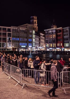 Corona Virus. Die lange Nacht der Musseen 2020 in Stuttgart wird abgesagt. Aufgrund der steigenden Zahlen der Erkrankten am Corona Virus, Covid 19. Hier: Marktplatz Stuttgart, Besucher des Untergrundhotels. Stuttgart Baden-Wuerttemberg Deutschland Copyright: xMaxxKovalenkox