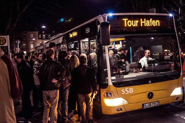 Corona Virus. Die lange Nacht der Musseen 2020 in Stuttgart wird abgesagt. Aufgrund der steigenden Zahlen der Erkrankten am Corona Virus, Covid 19. Besucher werden mit Busen zu der jeweiligen Einrichtung transpotriert. Stuttgart Baden-Wuerttemberg Deutschland Copyright: xMaxxKovalenkox