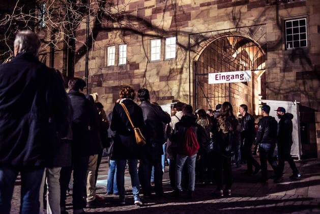 Corona Virus. Die lange Nacht der Musseen 2020 in Stuttgart wird abgesagt. Aufgrund der steigenden Zahlen der Erkrankten am Corona Virus, Covid 19. Hier: Marktplatz Stuttgart, Besucher des Untergrundhotels. Stuttgart Baden-Wuerttemberg Deutschland Copyright: xMaxxKovalenkox
