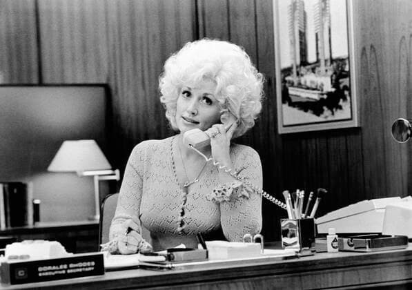 NINE TO FIVE, (aka 9 TO 5), Dolly Parton, 1980, TM & Copyright 20th Century Fox Film Corp. courtesy Everett Collection 20thCentFox Courtesy Everett Collection !ACHTUNG AUFNAHMEDATUM GESCHÃ„TZT! PUBLICATIONXNOTxINxCANxCHNxFRAxITAxJPNxNORxPOLxRUSxESPxUKxUSA Copyright: x20thCentFox CourtesyxEverettxCollectionx MBDNITO FE011