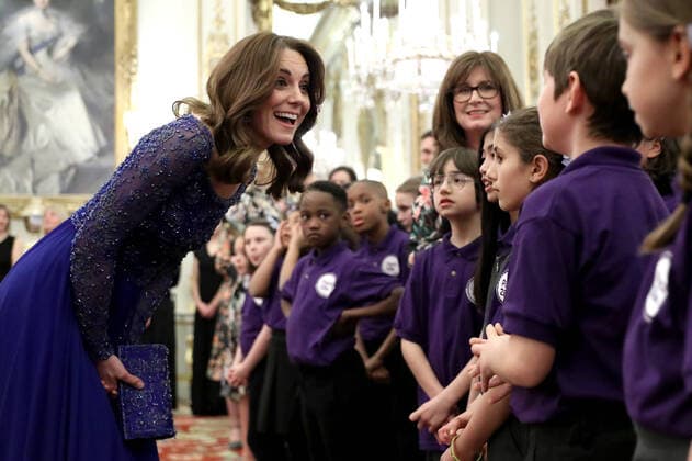 Bilder des Jahres 2020, Entertainment 03 März Entertainment Themen der Woche KW11 Entertainment Bilder des Tages . 09 03 2020. London, United Kingdom. Catherine, Duchess of Cambridge with a school choir at a Gala Dinner in celebration of the 25th anniversary of Place2Be at Buckingham Palace in London  xPoolx xi-Imagesx IIM-20879-0018