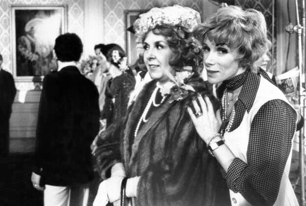 RABBIT TEST, from left, Doris Roberts, director Joan Rivers, on-set, 1978, Avco Embassy courtesy Everett Collection Avco Embassy Courtesy Everett Collection !ACHTUNG AUFNAHMEDATUM GESCHÃ„TZT! PUBLICATIONXNOTxINxCANxCHNxFRAxITAxJPNxNORxPOLxRUSxESPxUKxUSA Copyright: xAvcoxEmbassyx xCourtesyxEverettxCollectionx MBDRATE EC017
