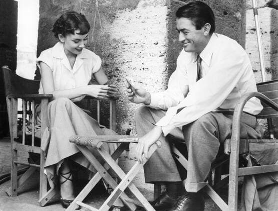 ROMAN HOLIDAY, Audrey Hepburn, Gregory Peck, playing cards on set, 1953 Courtesy Everett Collection !ACHTUNG AUFNAHMEDATUM GESCHÃ„TZT! PUBLICATIONXNOTxINxCANxCHNxFRAxITAxJPNxNORxPOLxRUSxESPxUKxUSA Copyright: xCourtesyxEverettxCollectionx MBDROHO EC032