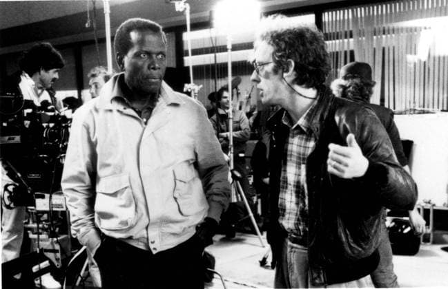 SHOOT TO KILL, from left, Sidney Poitier, director Roger Spottiswoode, on-set, 1988, Buena Vista courtesy Everett Collection Buena Vista Pictures Courtesy Everett Collection !ACHTUNG AUFNAHMEDATUM GESCHÃ„TZT! PUBLICATIONXNOTxINxCANxCHNxFRAxITAxJPNxNORxPOLxRUSxESPxUKxUSA Copyright: xBuenaxVistaxPictures CourtesyxEverettxCollectionx MBDSHTO EC012