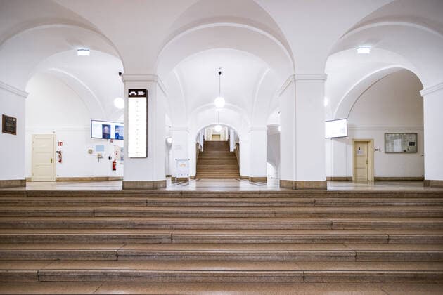 Innsbruck 10.03.2020, Innsbruck, AUT, Massnahmen zum Corona Virus in Oesterreich, Med Uni Innsbruck stellt auf home-learning um, im Bild Halle und Treppenhaus der Leopold-Franzens-Universitaet Innsbruck Hall and stairwell of the Leopold-Franzens-University Innsbruck due to the Corona Virus measures, Med Uni Innsbruck is switching to home learning. Innsbruck, Austria on 2020 03 10.