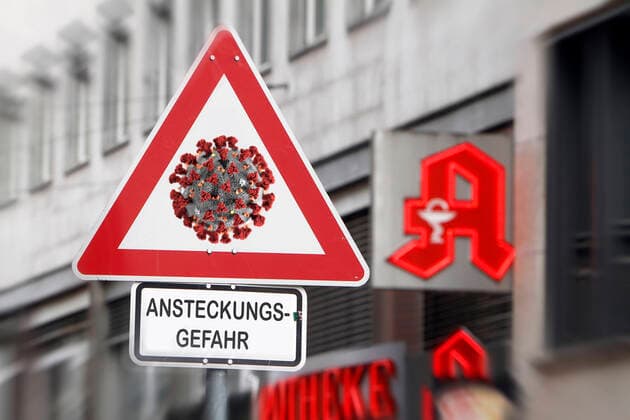 (Fotomontage) Symbolbild zur Ausbreitung des Coronavirus und der öffentliche Umgang mit der Krankheit: Verkehrsschild Achtung Coronavirus mit Zusatz Ansteckungsgefahr vor dem Logo einer Apotheke in Frankfurt, Hessen, Deutschland