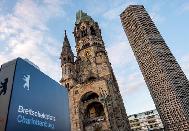Erstmals seit vielen Jahren wird die Berliner Kaiser-Wilhelm-Gedaechtniskirche in den kommenden Monaten ohne Geruest zu sehen sein (Foto vom 09.03.2020). Das Geruest am Glockenturm der Kirche wurde abgebaut, um Platz fuer die Sanierung der Podiumsflaeche zu schaffen. Voraussichtlich im Herbst soll dann die seit fuenf Jahren ueberfaellige Sanierung des Glockenturms beginnen, der dann dafuer wieder eingeruestet wird. Fuer die Arbeiten an dem Bauwerk mit seinen filigranen Betonwaben rechnet die Gemeinde mit Kosten von vier bis fuenf Millionen Euro. Die markante Betonkonstruktion mit den blauen Glasbausteinen des vor ueber 60 Jahren eingeweihten Ensembles mit dem achteckigen Kirchengebaeude und dem sechseckigen neuen Glockenturm muss alle 15 Jahre runderneuert werden. Berliner Gedaechtniskirche vorerst ohne Geruest