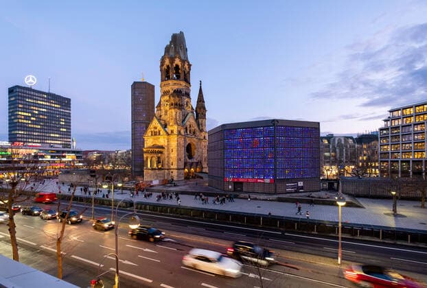 Erstmals seit vielen Jahren wird die Berliner Kaiser-Wilhelm-Gedaechtniskirche in den kommenden Monaten ohne Geruest zu sehen sein (Foto vom 09.03.2020). Das Geruest am Glockenturm der Kirche wurde abgebaut, um Platz fuer die Sanierung der Podiumsflaeche zu schaffen. Voraussichtlich im Herbst soll dann die seit fuenf Jahren ueberfaellige Sanierung des Glockenturms beginnen, der dann dafuer wieder eingeruestet wird. Fuer die Arbeiten an dem Bauwerk mit seinen filigranen Betonwaben rechnet die Gemeinde mit Kosten von vier bis fuenf Millionen Euro. Die markante Betonkonstruktion mit den blauen Glasbausteinen des vor ueber 60 Jahren eingeweihten Ensembles mit dem achteckigen Kirchengebaeude und dem sechseckigen neuen Glockenturm muss alle 15 Jahre runderneuert werden. Berliner Gedaechtniskirche vorerst ohne Geruest