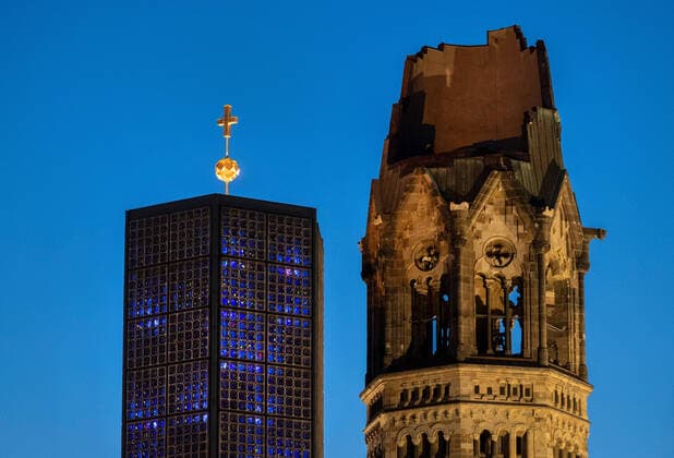 Erstmals seit vielen Jahren wird die Berliner Kaiser-Wilhelm-Gedaechtniskirche in den kommenden Monaten ohne Geruest zu sehen sein (Foto vom 28.02.2020). Das Geruest am Glockenturm der Kirche wurde abgebaut, um Platz fuer die Sanierung der Podiumsflaeche zu schaffen. Voraussichtlich im Herbst soll dann die seit fuenf Jahren ueberfaellige Sanierung des Glockenturms beginnen, der dann dafuer wieder eingeruestet wird. Fuer die Arbeiten an dem Bauwerk mit seinen filigranen Betonwaben rechnet die Gemeinde mit Kosten von vier bis fuenf Millionen Euro. Die markante Betonkonstruktion mit den blauen Glasbausteinen des vor ueber 60 Jahren eingeweihten Ensembles mit dem achteckigen Kirchengebaeude und dem sechseckigen neuen Glockenturm muss alle 15 Jahre runderneuert werden. Berliner Gedaechtniskirche vorerst ohne Geruest
