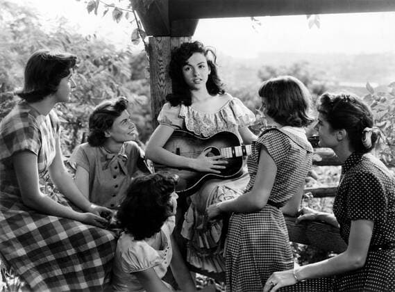 SO YOUNG SO BAD, Rita Moreno, (center), 1950 Courtesy Everett Collection !ACHTUNG AUFNAHMEDATUM GESCHÃ„TZT! PUBLICATIONXNOTxINxCANxCHNxFRAxITAxJPNxNORxPOLxRUSxESPxUKxUSA Copyright: xCourtesyxEverettxCollectionx MBDSOYO EC009
