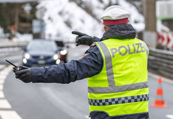 Brenner 10.03.2020, Brenner, AUT, Coronavirus in Oesterreich, im Grenzbereich zu Italien werden ab Dienstag Vormittag zwei mobile Gesundheitscheck-Teams punktuelle Gesundheitskontrollen vornehmen, im Bild Fahrzeuge werden von der Polizei zu den Stichprobenkontrollen abgeleitet Vehicles are diverted by the police to the spot checks during health checks on the borders with Italy by mobile health check teams at Brenner, Austria on 2020 03 10. Groder