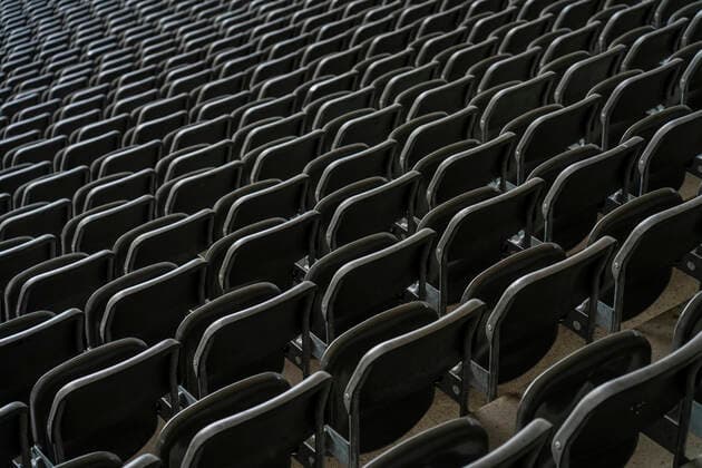 Sitze im Olympiastadion in Berlin-Charlottenburg. Das zwischen 1934 und 1936 erbaute Stadion für die Olympischen Spiele 1936 bietet heute ca. 75000 Sitzplätze. Foto: Volker Hohlfeld Sitzen im Olympiastadion Berlin