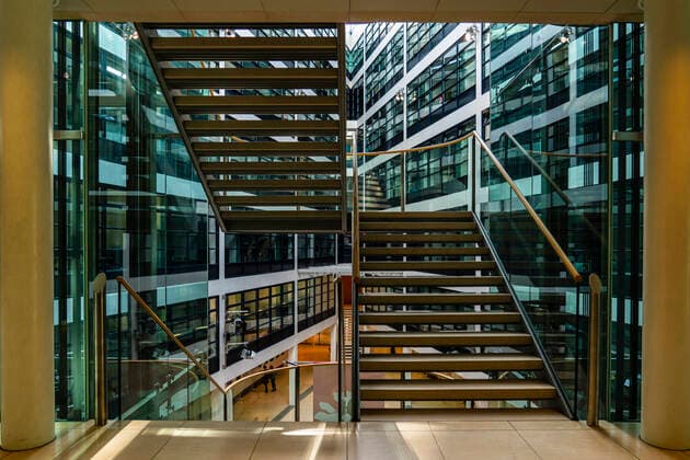 Im Atrium des Willy-Brandt-Hauses, der Bundeszentrale der Sozialdemokratischen Partei Deutschlands (SPD) in Berlin-Kreuzberg. Foto: Volker Hohlfeld Willy-Brandt-Haus