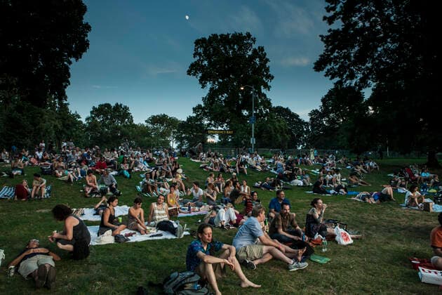 IMAGO Creative: NGO, Kunst im öffentlichen Raum und Kulturinitiativen The crowd at the Celebrate Brooklyn concert spread over the lawn at Prospect Park. The concerts in the series are free, but a $3 donation is requested. United States Copyright: xEdxLefkowiczx EJL-130718-2028