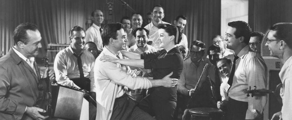 A STAR IS BORN, front from left: Ray Heindorf, James Mason, Judy Garland, Tommy Noonan, 1954 Courtesy Everett Collection !ACHTUNG AUFNAHMEDATUM GESCHÃ„TZT! PUBLICATIONXNOTxINxCANxCHNxFRAxITAxJPNxNORxPOLxRUSxESPxUKxUSA Copyright: xCourtesyxEverettxCollectionx MBDSTIS EC153