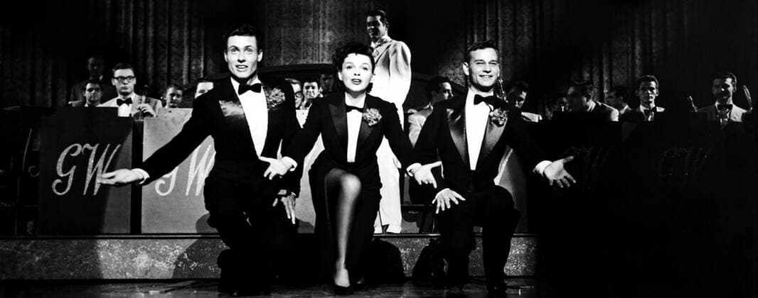 A STAR IS BORN, from left, James Brown, Judy Garland, Jack Harmon, 1954 !ACHTUNG AUFNAHMEDATUM GESCHÃ„TZT! PUBLICATIONXNOTxINxCANxCHNxFRAxITAxJPNxNORxPOLxRUSxESPxUKxUSA Copyright: xCourtesyxEverettxCollectionx MBDSTIS EC165