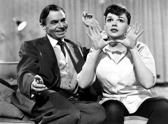 A STAR IS BORN, James Mason, Judy Garland, 1954 Courtesy Everett Collection !ACHTUNG AUFNAHMEDATUM GESCHÃ„TZT! PUBLICATIONXNOTxINxCANxCHNxFRAxITAxJPNxNORxPOLxRUSxESPxUKxUSA Copyright: xCourtesyxEverettxCollectionx MBDSTIS EC004