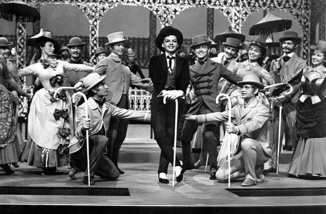 A STAR IS BORN, Judy Garland (center), 1954 Courtesy Everett Collection !ACHTUNG AUFNAHMEDATUM GESCHÃ„TZT! PUBLICATIONXNOTxINxCANxCHNxFRAxITAxJPNxNORxPOLxRUSxESPxUKxUSA Copyright: xCourtesyxEverettxCollectionx MBDSTIS EC006