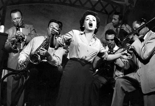 A STAR IS BORN, Judy Garland (center), 1954 Courtesy Everett Collection !ACHTUNG AUFNAHMEDATUM GESCHÃ„TZT! PUBLICATIONXNOTxINxCANxCHNxFRAxITAxJPNxNORxPOLxRUSxESPxUKxUSA Copyright: xCourtesyxEverettxCollectionx MBDSTIS EC015
