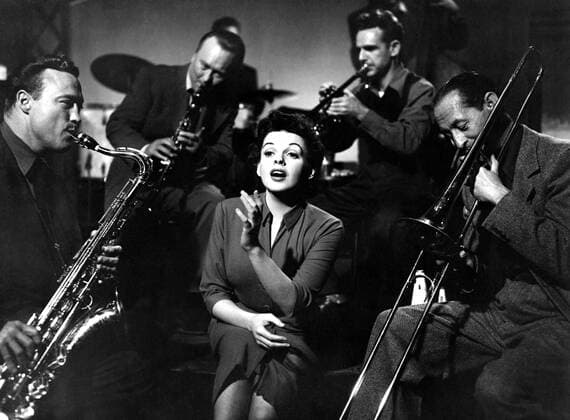 A STAR IS BORN, Judy Garland (center), 1954 Courtesy Everett Collection !ACHTUNG AUFNAHMEDATUM GESCHÃ„TZT! PUBLICATIONXNOTxINxCANxCHNxFRAxITAxJPNxNORxPOLxRUSxESPxUKxUSA Copyright: xCourtesyxEverettxCollectionx MBDSTIS EC016